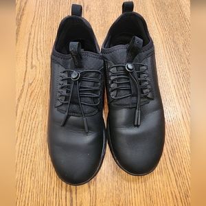 Cloves All Black Nursing Sneakers Women's size 9.5